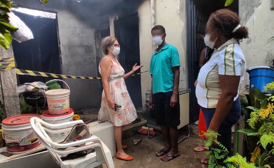Serviço Social da Prefeitura de Leopoldina atende família que teve casa incendiada no Bela Vista