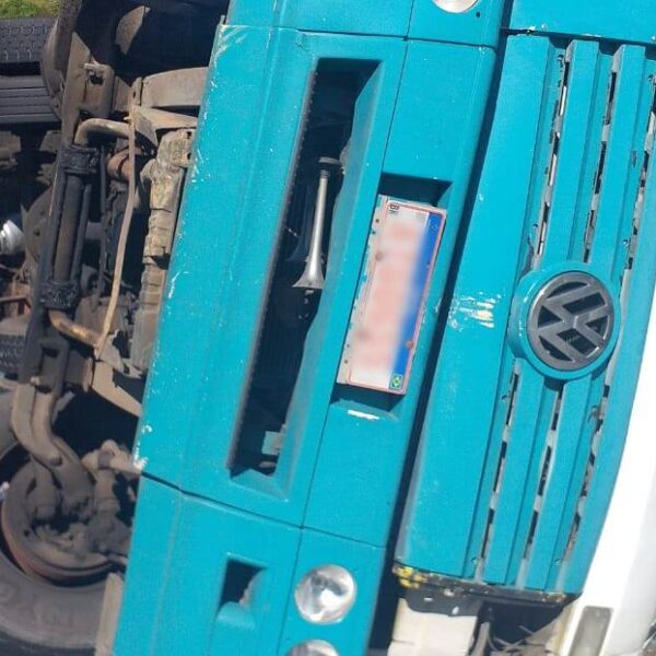 Carreta carregada com fibra tomba na BR-116 em Leopoldina