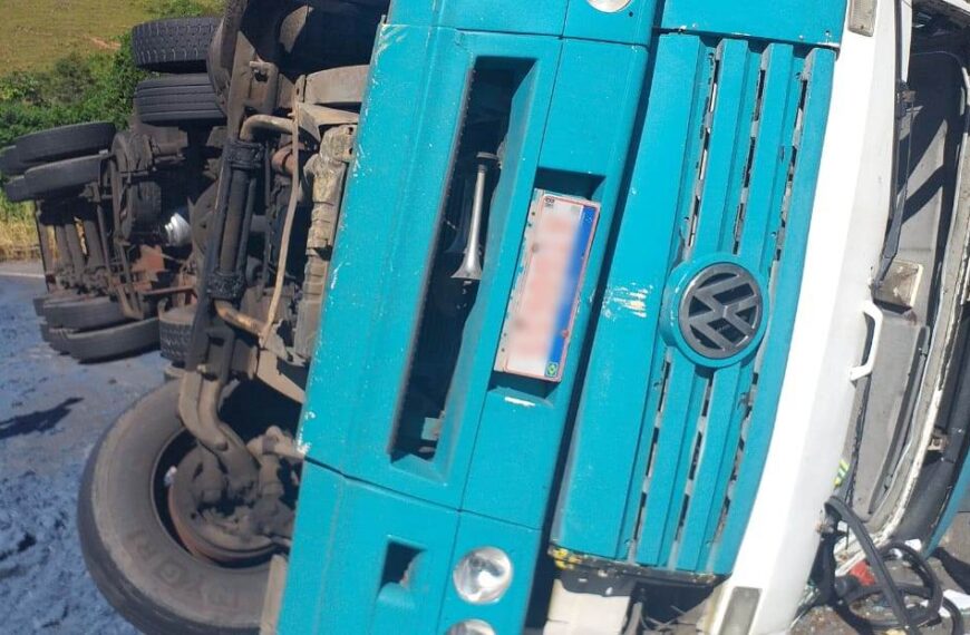 Carreta carregada com fibra tomba na BR-116 em Leopoldina