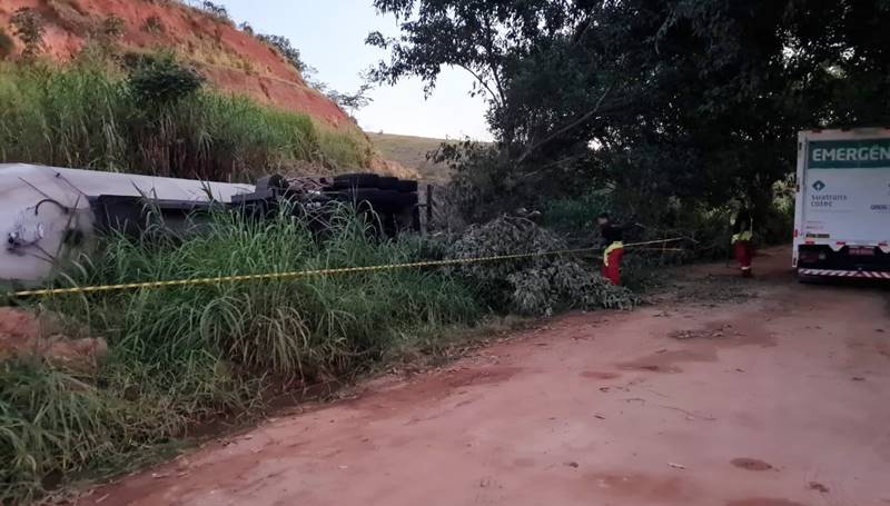 Acidente com carreta carregada de gás em Leopoldina mobiliza bombeiros há mais de 36 horas