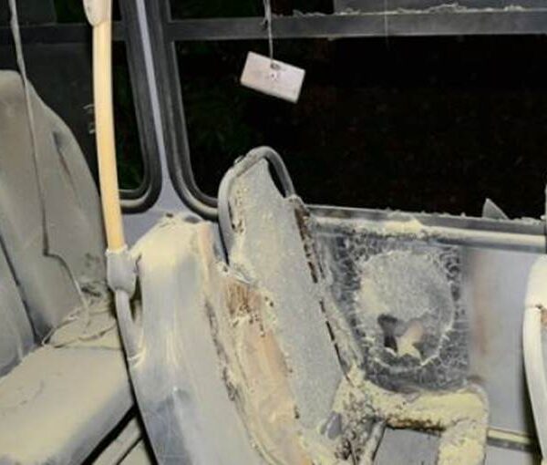 Ônibus do transporte público é incendiado em Muriaé