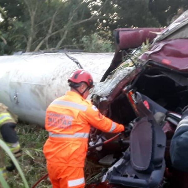 Carreta-tanque com carga de gás tomba na BR-116 em Leopoldina próximo à Boa Sorte
