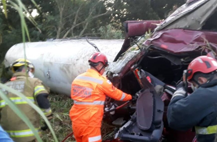 Carreta-tanque com carga de gás tomba na BR-116 em Leopoldina próximo à Boa Sorte