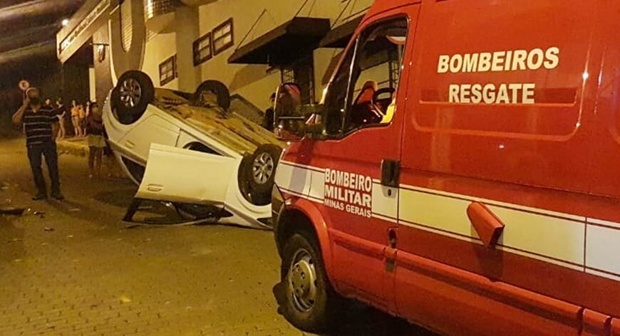 Carro capota na descida da Rua Gustavo Monteiro de Castro em Leopoldina