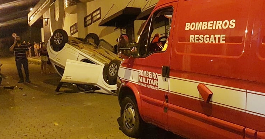 Carro capota na descida da Rua Gustavo Monteiro de Castro em Leopoldina
