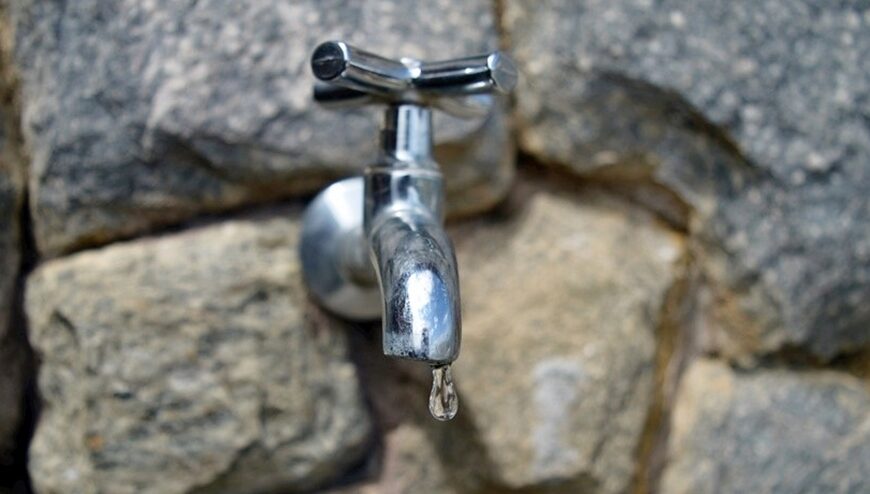 Vazamento em rede de água da Copasa deixa mais de 10 bairros sem abastecimento em Leopoldina