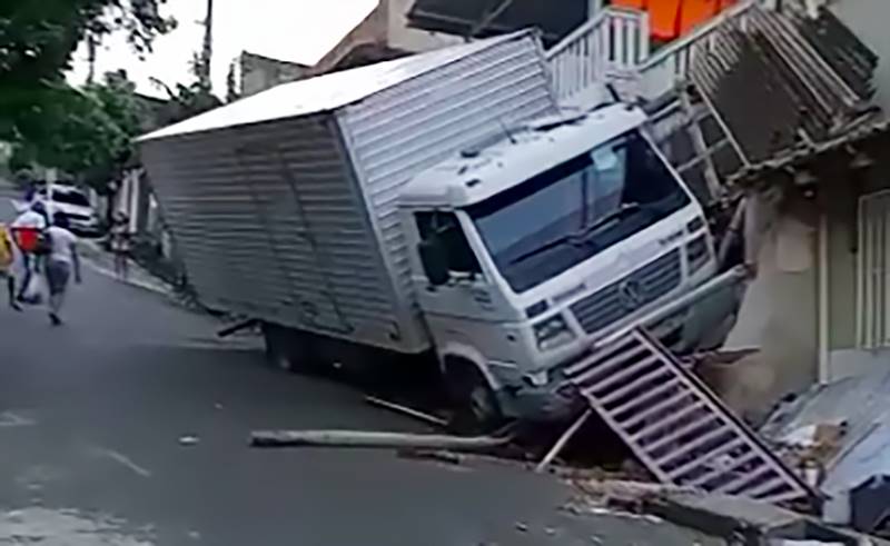 Caminhão perde freio e atinge residência em Cataguases