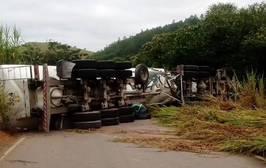 Carreta carregada de cal tomba na BR-120 próximo a Cataguases