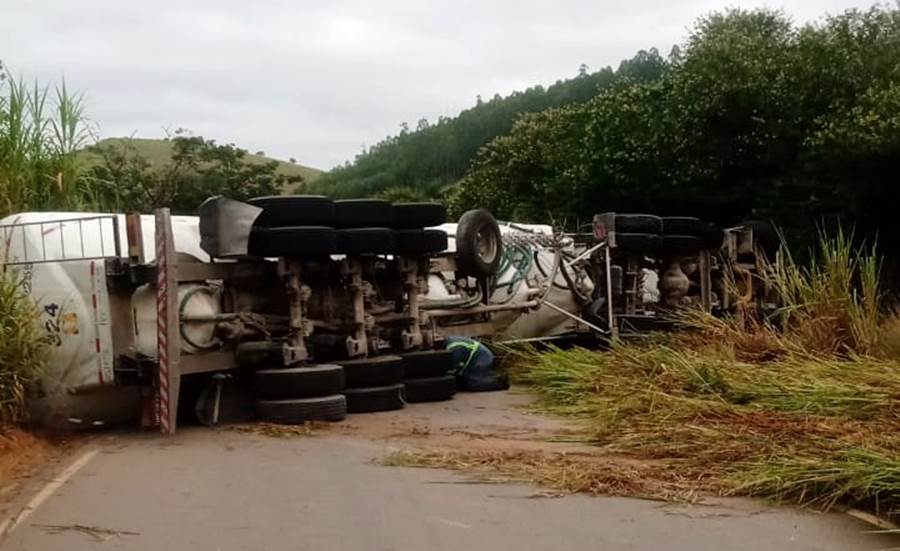 Carreta carregada de cal tomba na BR-120 próximo a Cataguases
