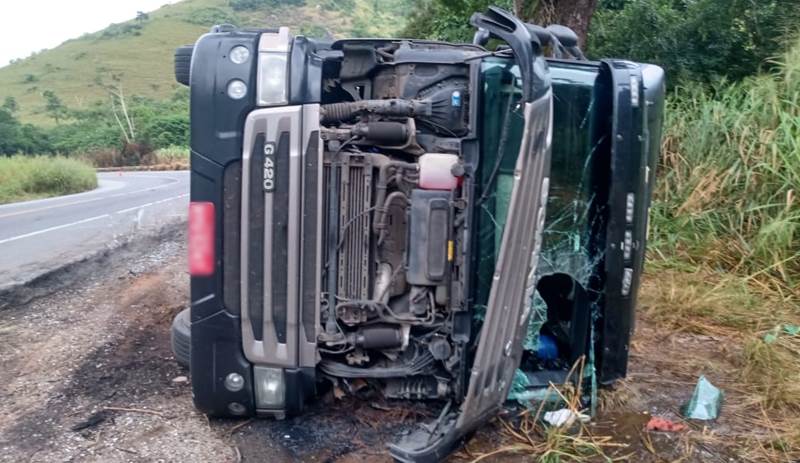 Carreta tomba na BR-116 próximo à Bica D’água em Leopoldina