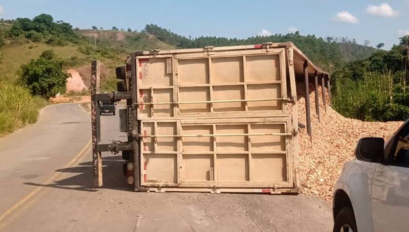 Carreta tomba e motorista sai ileso na MG-120 entre Leopoldina e Cataguases