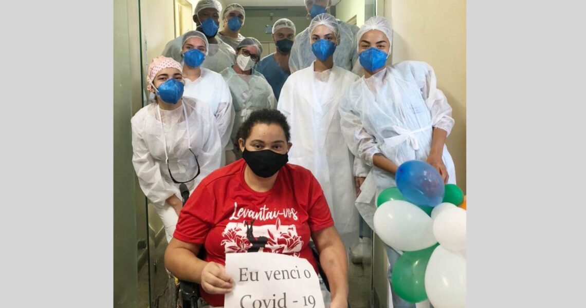 Profissionais da CCL fazem corredor de palmas durante alta de paciente que ficou 12 dias intubada