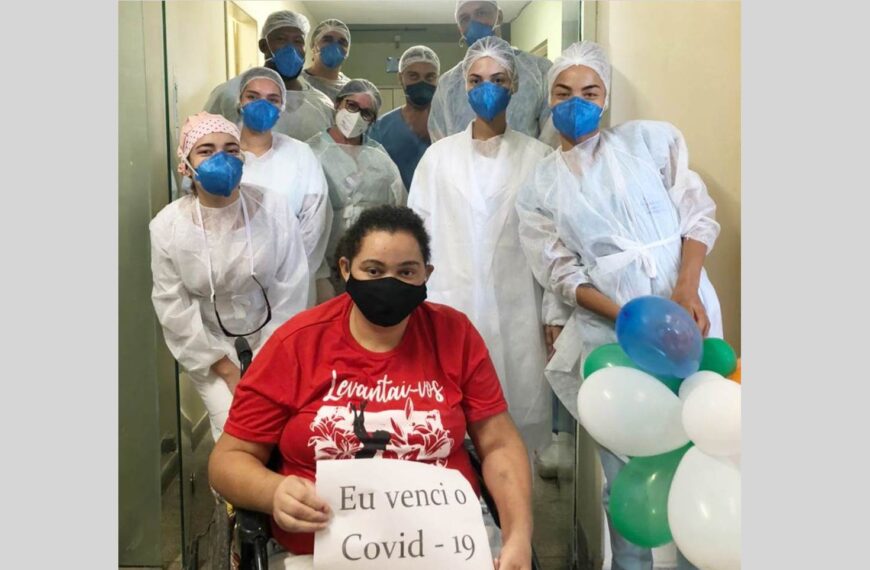 Profissionais da CCL fazem corredor de palmas durante alta de paciente que ficou 12 dias intubada