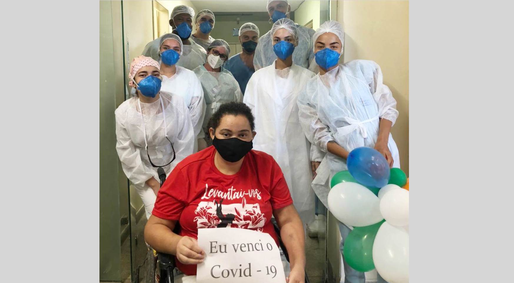 Profissionais da CCL fazem corredor de palmas durante alta de paciente que ficou 12 dias intubada