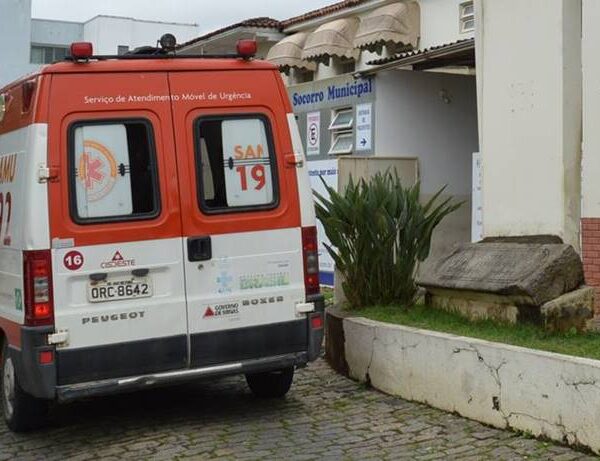Motociclista fica gravemente ferido após colidir na traseira de caminhão em Leopoldina