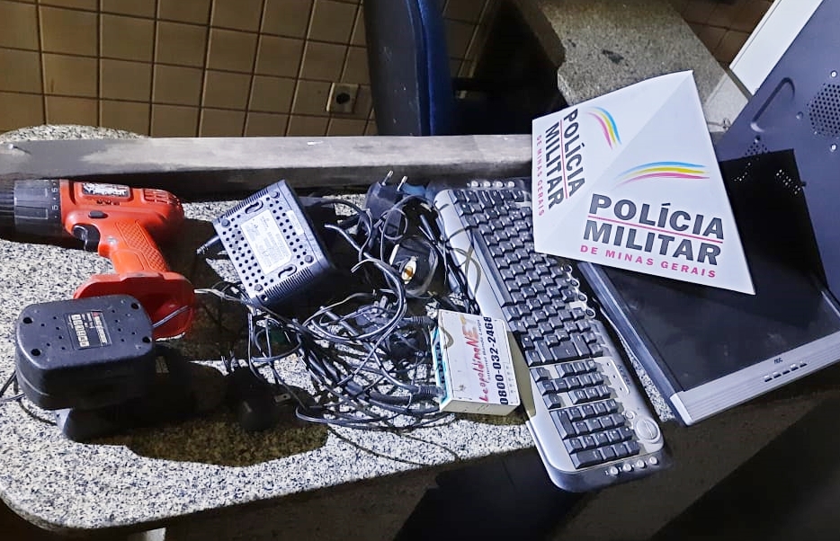 Policiais Militares de Leopoldina prendem criminoso antes da vítima perceber furto em empresa