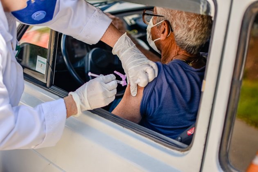Leopoldina começa a vacinar contra a Covid pessoas com 60 e 61 anos nesta semana