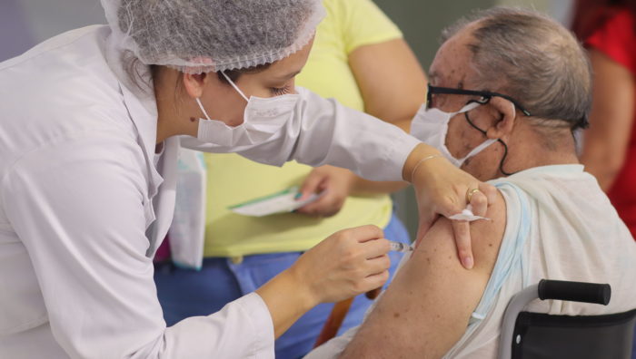 Segunda dose da vacina contra Covid será aplicada em idosos a partir de 68 anos em Leopoldina