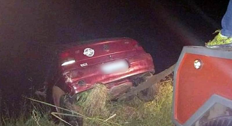 Família morre após queda de veículo no Rio Carangola na MG-265