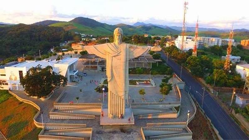 Cristo Redentor de Muriaé é iluminado de laranja em homenagem ao Dia dos Garis