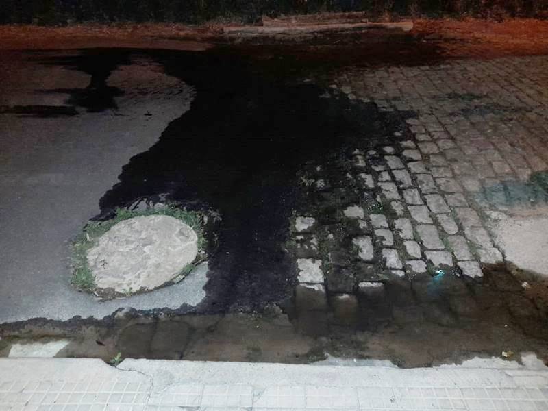 Vazamento de esgoto na Rua Coronel Marco Aurélio em Leopoldina incomoda moradores