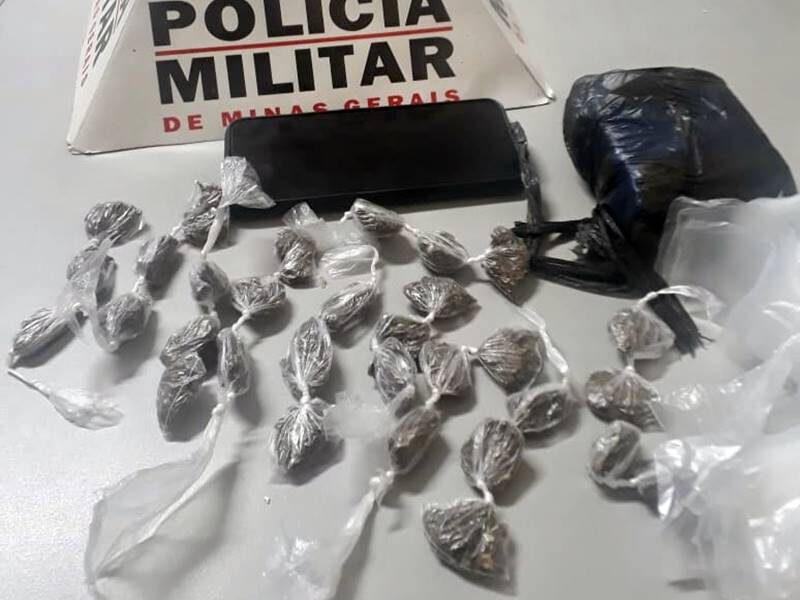 PM prende duas mulheres e apreende droga dentro de geladeira em Cataguases