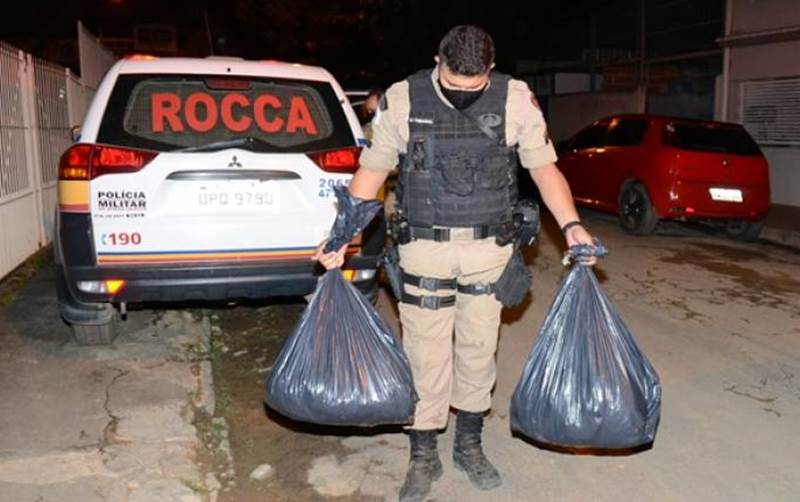 PM apreende mais de seis mil pinos de cocaína em bairro de Muriaé