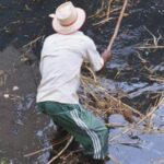 Funcionários da Prefeitura que limpam córregos estão expostos a doenças