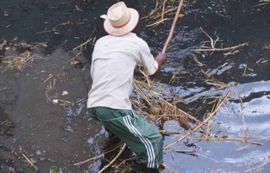 Funcionários da Prefeitura que limpam córregos estão expostos a doenças
