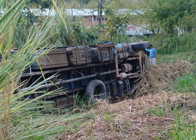 Caminhão carregado de gado colide com automóvel e tomba às margens de rodovia em Além Paraíba