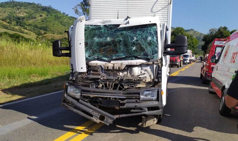 Caminhoneiro fica ferido após bater na traseira de carreta em Leopoldina
