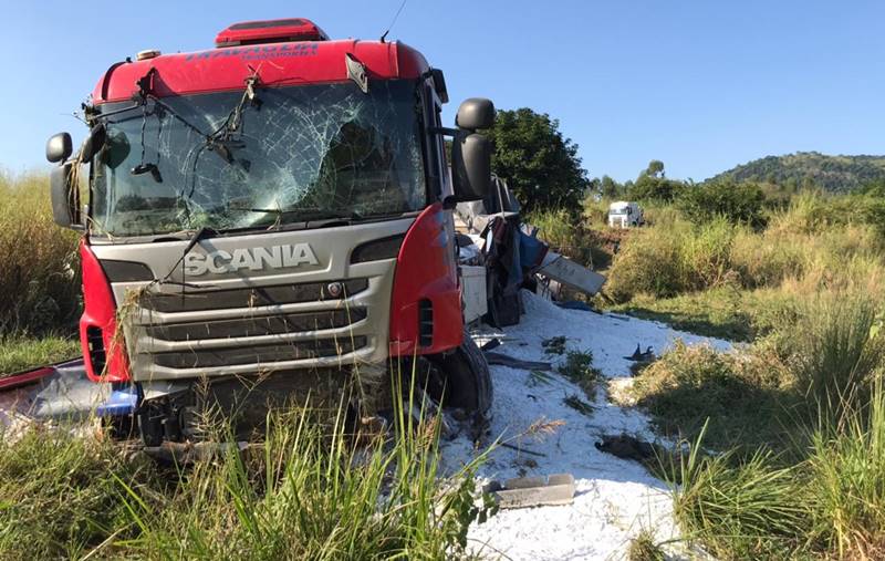 Acidente entre bitrem e carro deixa feridos na BR-267 em Leopoldina