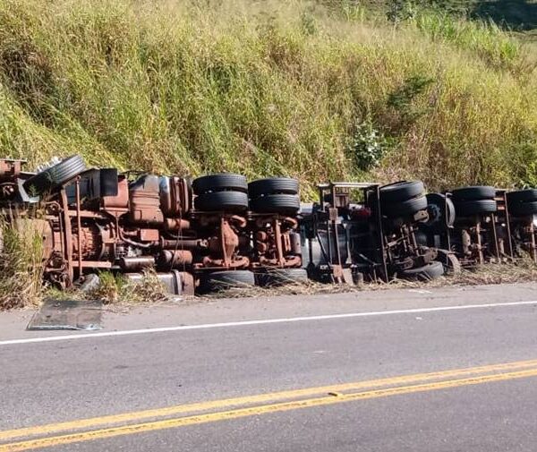 Carreta carregada com produtos químicos tomba na BR-116 em Leopoldina