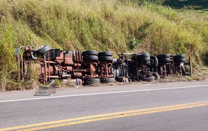 Carreta carregada com produtos químicos tomba na BR-116 em Leopoldina
