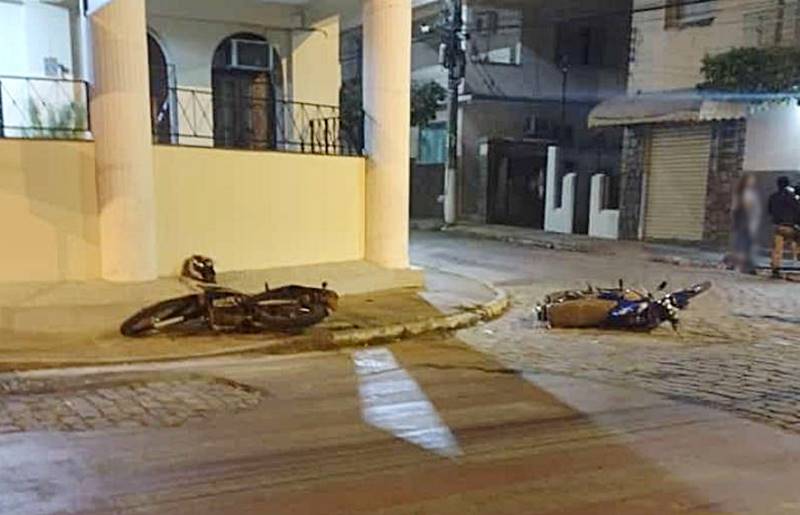 Motocicletas colidem em cruzamento na Praça do Ginásio em Leopoldina