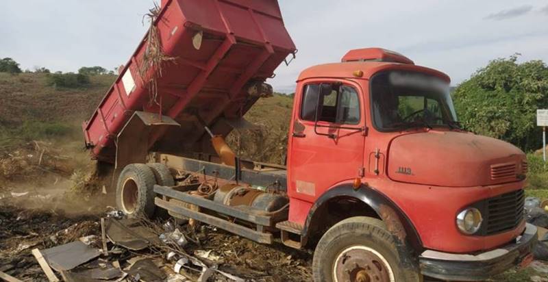 Caminhão a serviço da prefeitura de Leopoldina é flagrado jogando entulho em bota-fora irregular