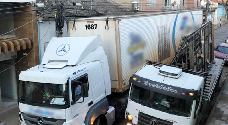 Altura de veículos pesados e ruas estreitas preocupam moradores na região central de Leopoldina