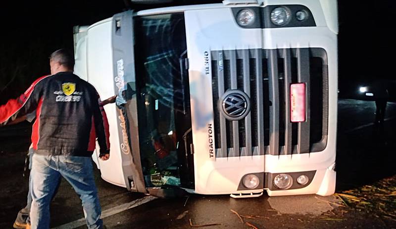 Carreta transportando fraldas e absorventes tomba na BR-116 em Leopoldina