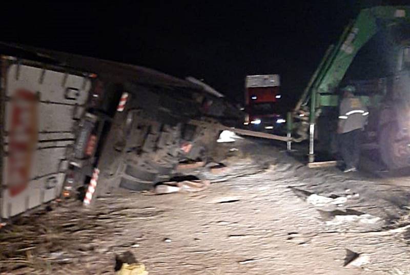 Carreta tomba em Leopoldina, motorista fica ferido e carga é saqueada