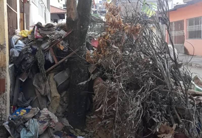 Internauta denuncia entulho e focos de dengue em calçada do Bela Vista