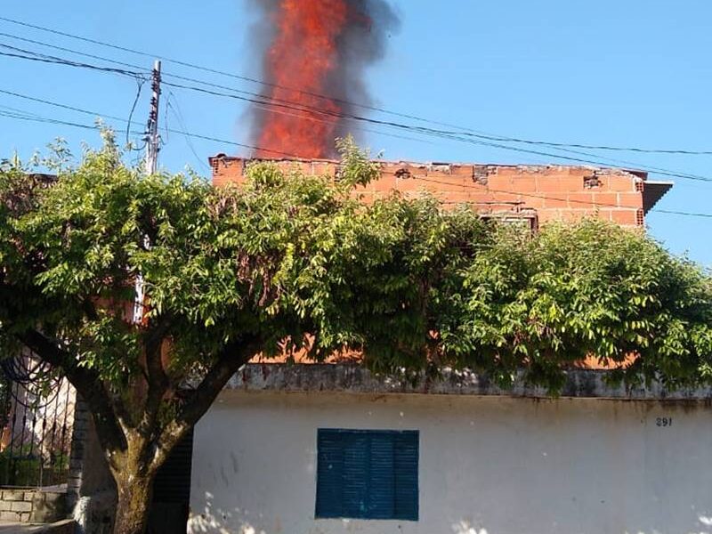 Casa pega fogo na Cohab Nova em Leopoldina; suspeita é de incêndio criminoso