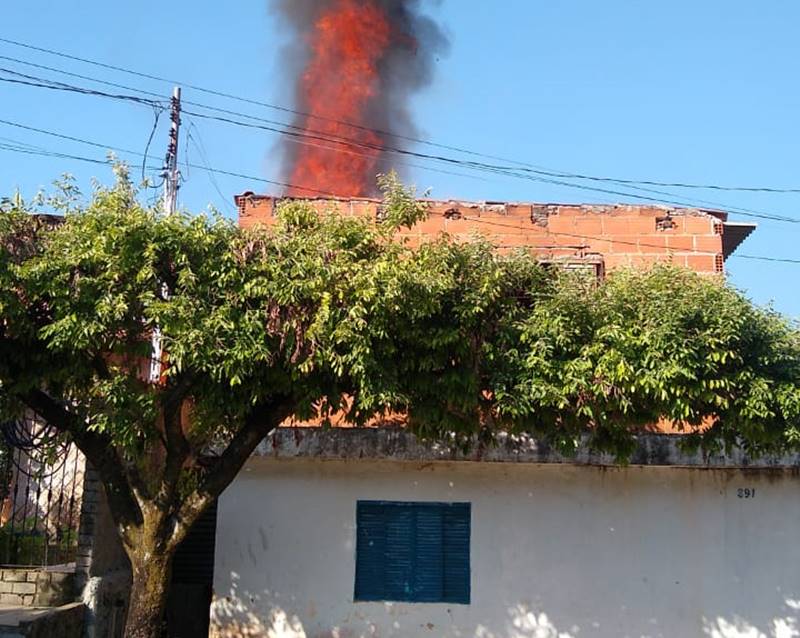 Casa pega fogo na Cohab Nova em Leopoldina; suspeita é de incêndio criminoso