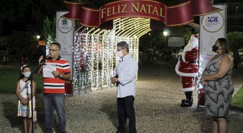 ACIL e Prefeitura de Leopoldina inauguram decoração natalina na Praça Félix Martins