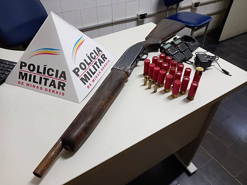 PM apreende arma de fogo e munições após denúncia de violência doméstica em Leopoldina