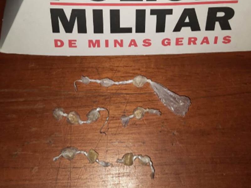 PM de Leopoldina prende homem com 10 pedras de crack no Limoeiro