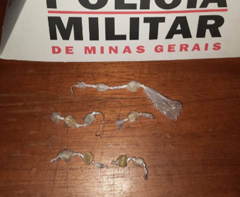 PM de Leopoldina prende homem com 10 pedras de crack no Limoeiro