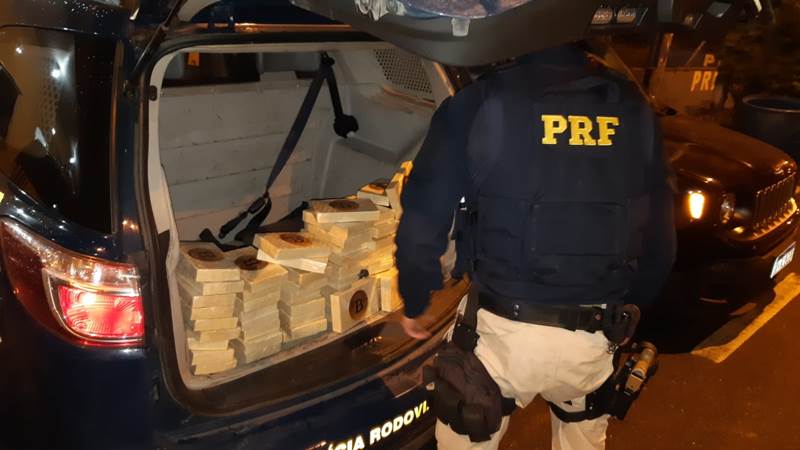 PRF apreende 70 tabletes de pasta base de cocaína na BR-116 em Leopoldina
