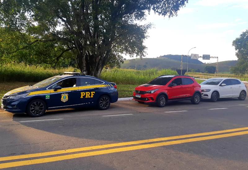 Dois carros roubados são recuperados pela PRF durante fiscalização na BR-267 em Argirita