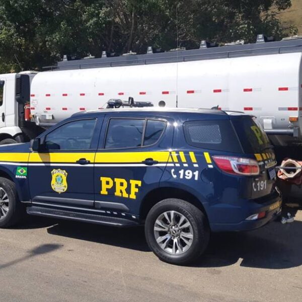 PRF apreende em Muriaé caminhão com 24 mil litros de combustível com documentação fiscal irregular