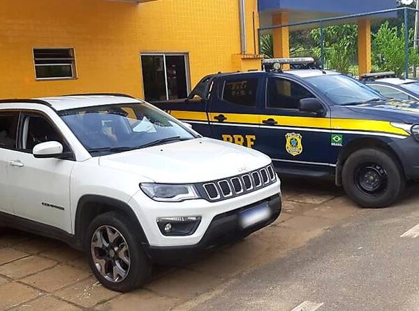 Carro furtado no RJ é recuperado pela PRF durante fiscalização em Leopoldina
